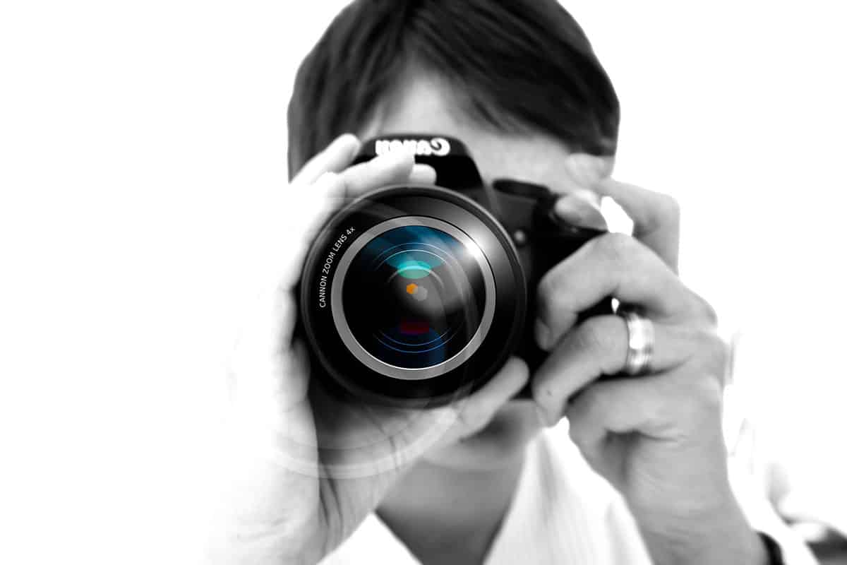 Profesjonalny fotograf ślubny korzysta z lustrzanki