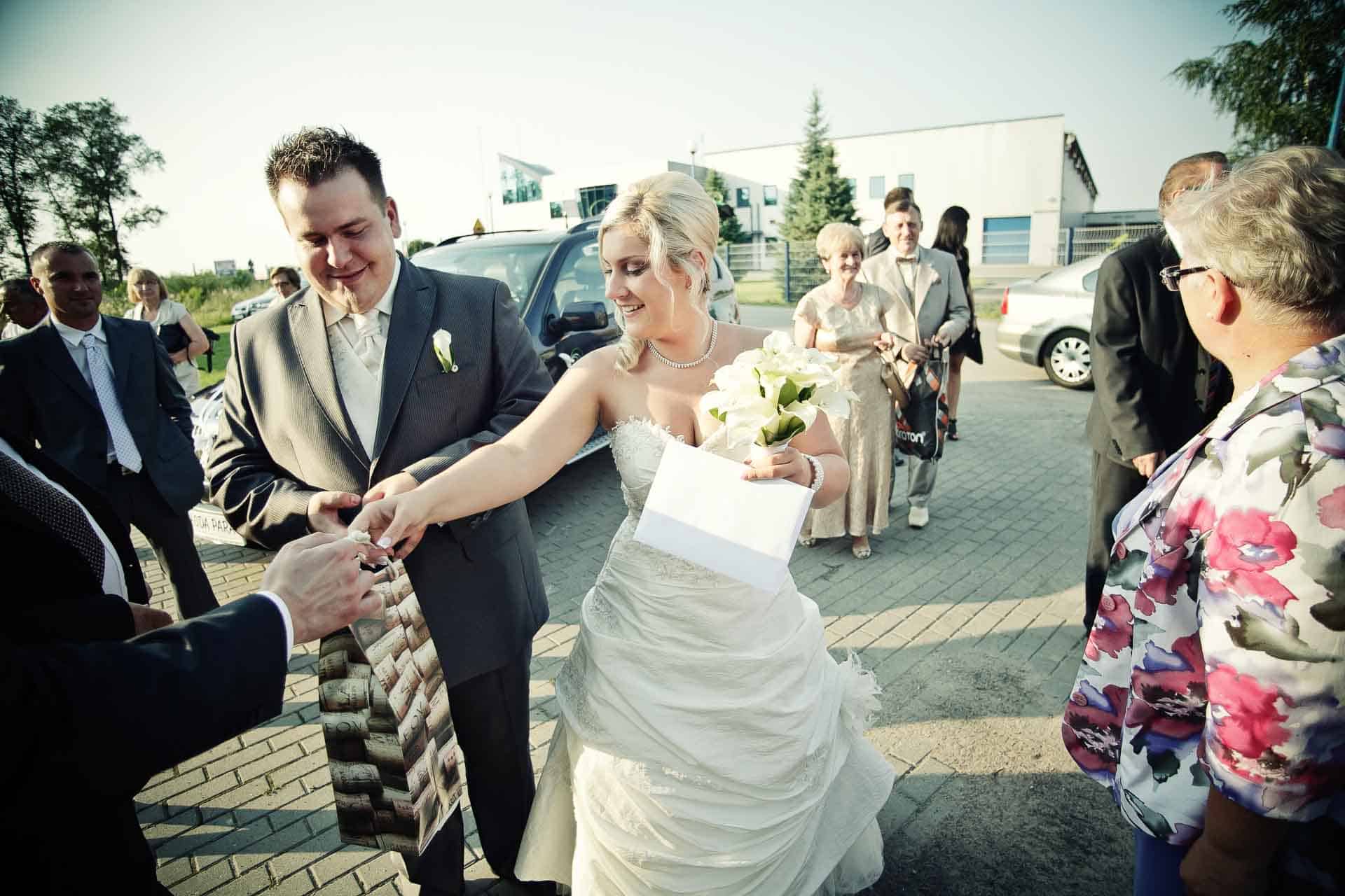 Kolorowa fotografia ślubna upamiętniająca chwile tuż po ceremonii w kościele