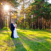 Fotografia ślubna z pleneru wykonana przez Grupę 5D z Bydgoszczy na tle lasu.