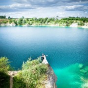 Fotografia ślubna w plenerze w Piechcinie koło Bydgoszcz - Panna Młoda przygotowana przez wizażystkę Karolinę - Atelierum.