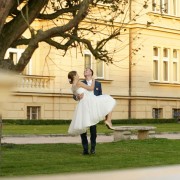 Państwo Młodzi rozbawieni na fotograficznej sesji zdjęciowej w Bydgoszcz, Grupa 5D.