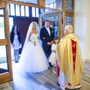 Ksiądz witający Parę Młodą przed ślubem w kościele - Grupa 5D.