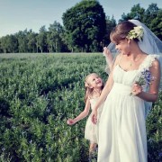 Panna młoda z welonem i rozbawiona dziewczynka - ślub fotografia plenerowa w Bydgoszczy